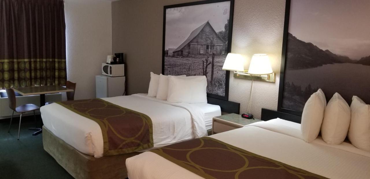 Super 8 By Wyndham Pincher Creek Ab Экстерьер фото