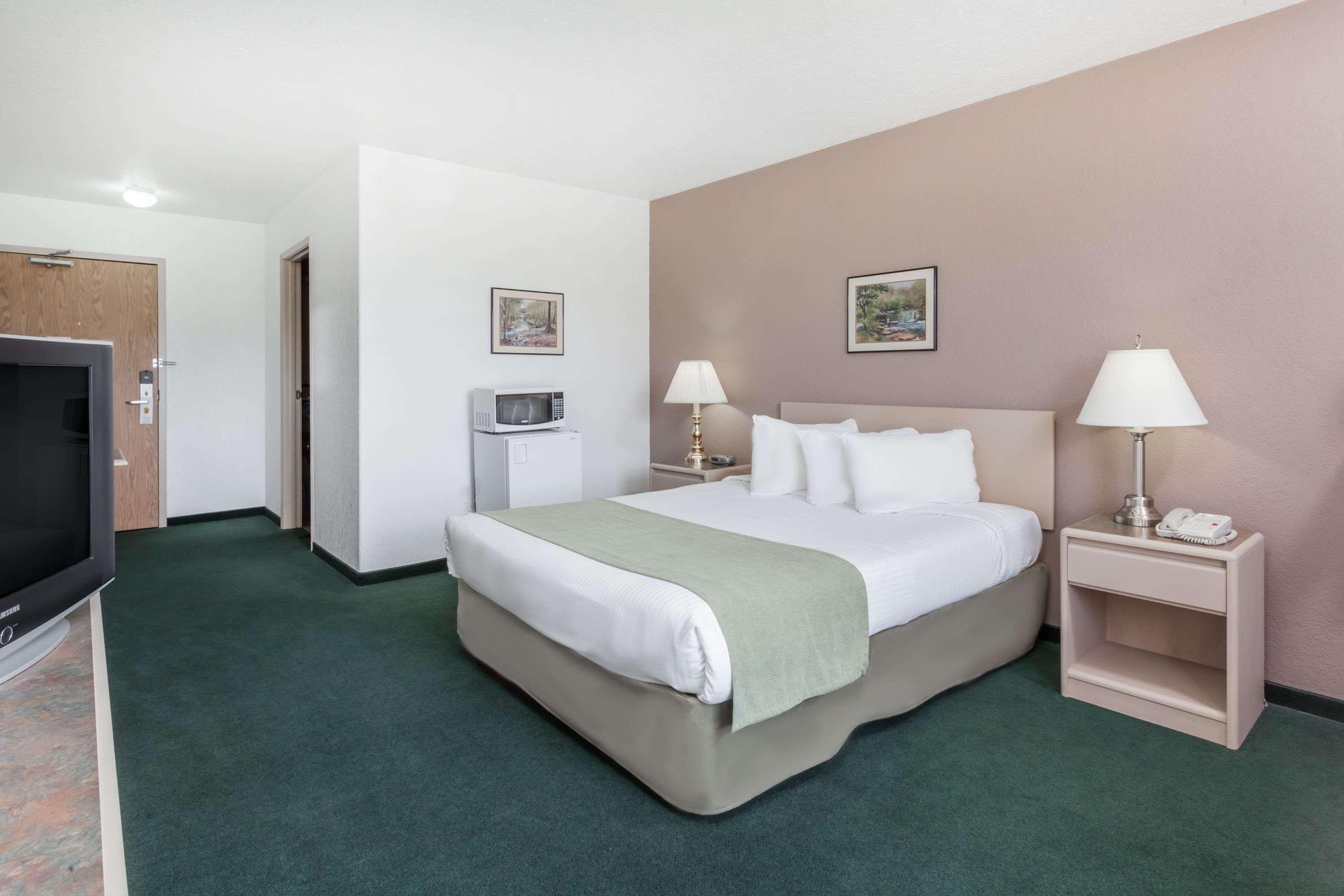 Super 8 By Wyndham Pincher Creek Ab Экстерьер фото