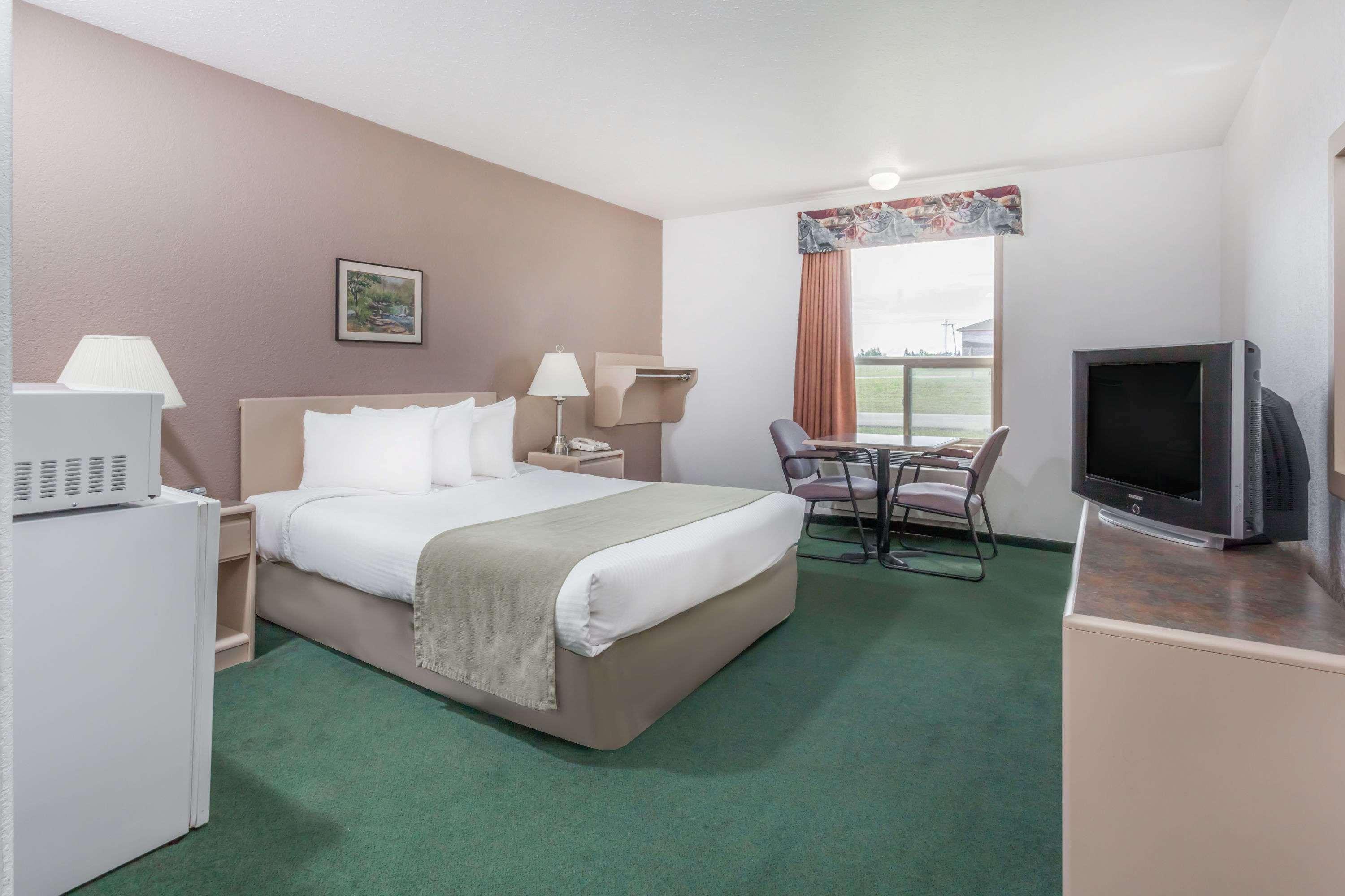 Super 8 By Wyndham Pincher Creek Ab Экстерьер фото