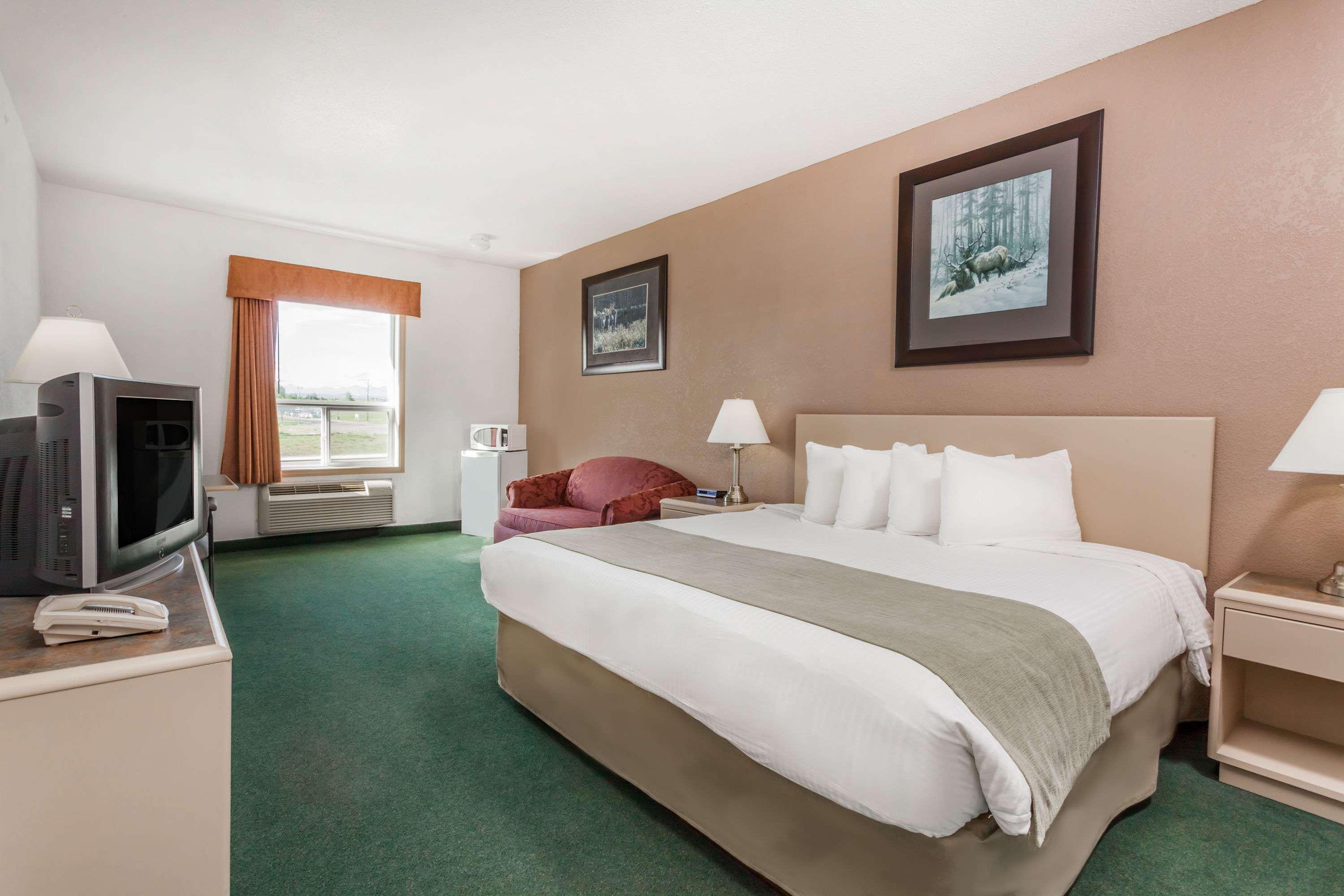 Super 8 By Wyndham Pincher Creek Ab Экстерьер фото