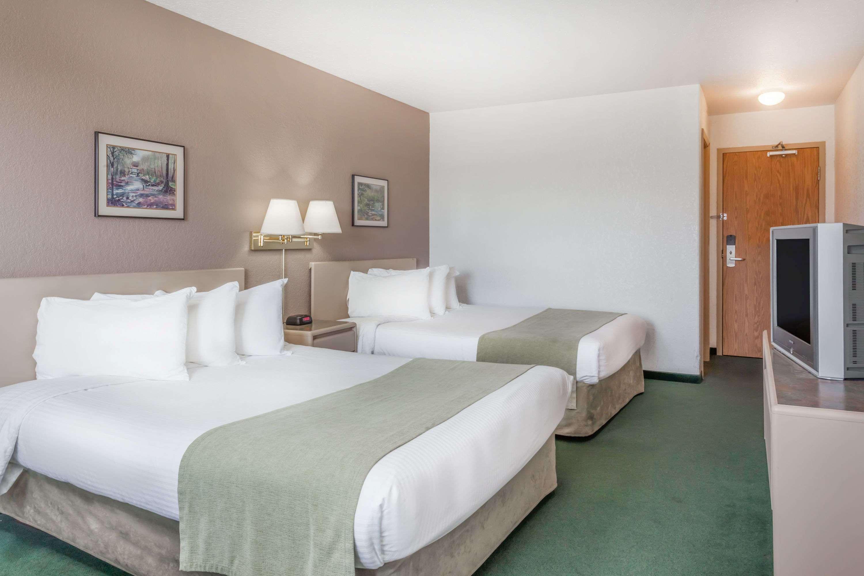 Super 8 By Wyndham Pincher Creek Ab Экстерьер фото