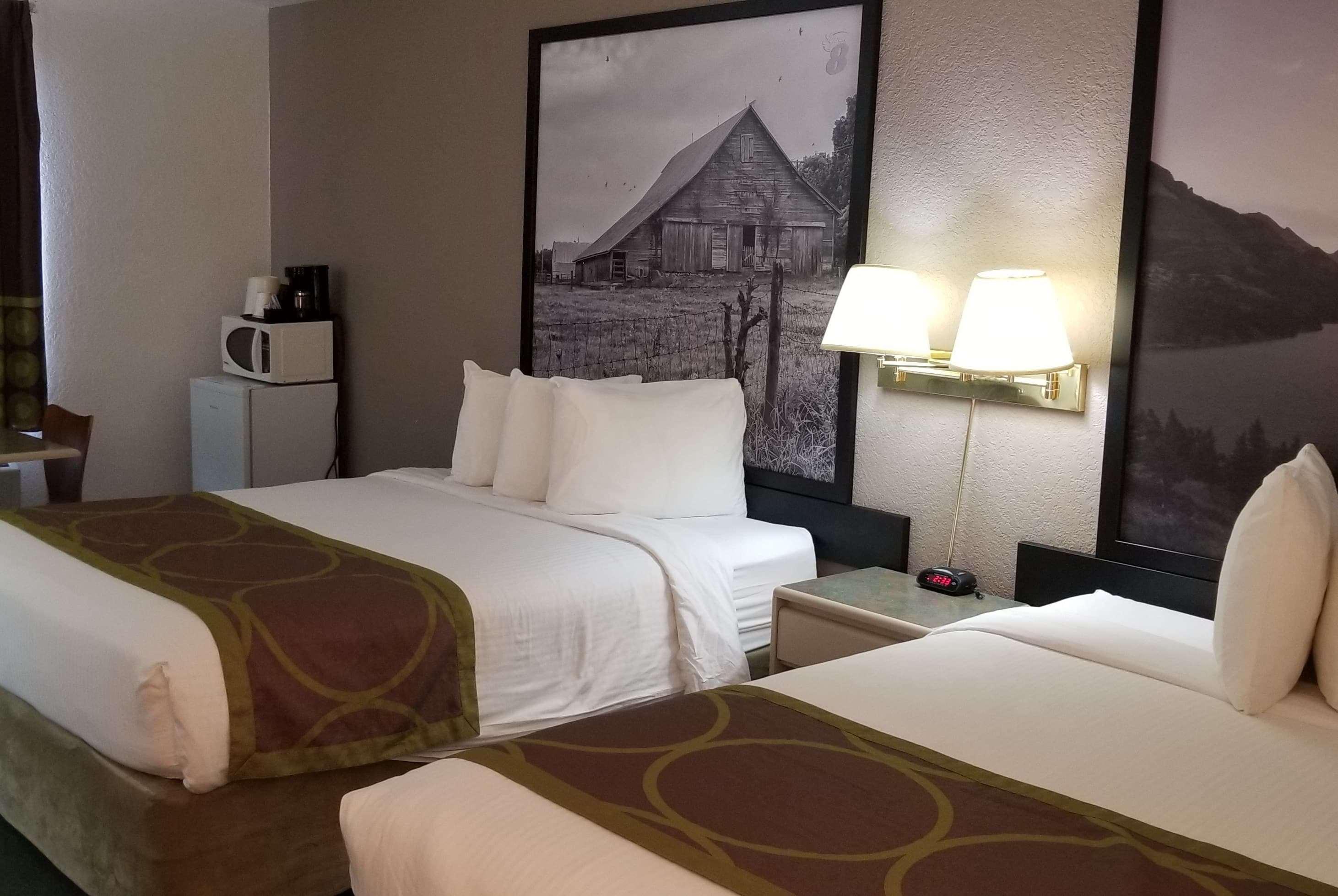 Super 8 By Wyndham Pincher Creek Ab Экстерьер фото