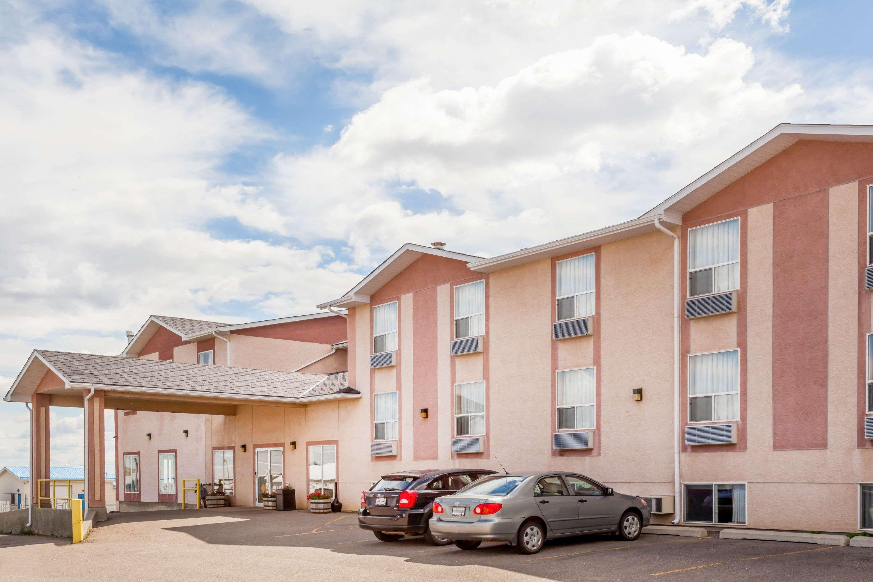 Super 8 By Wyndham Pincher Creek Ab Экстерьер фото