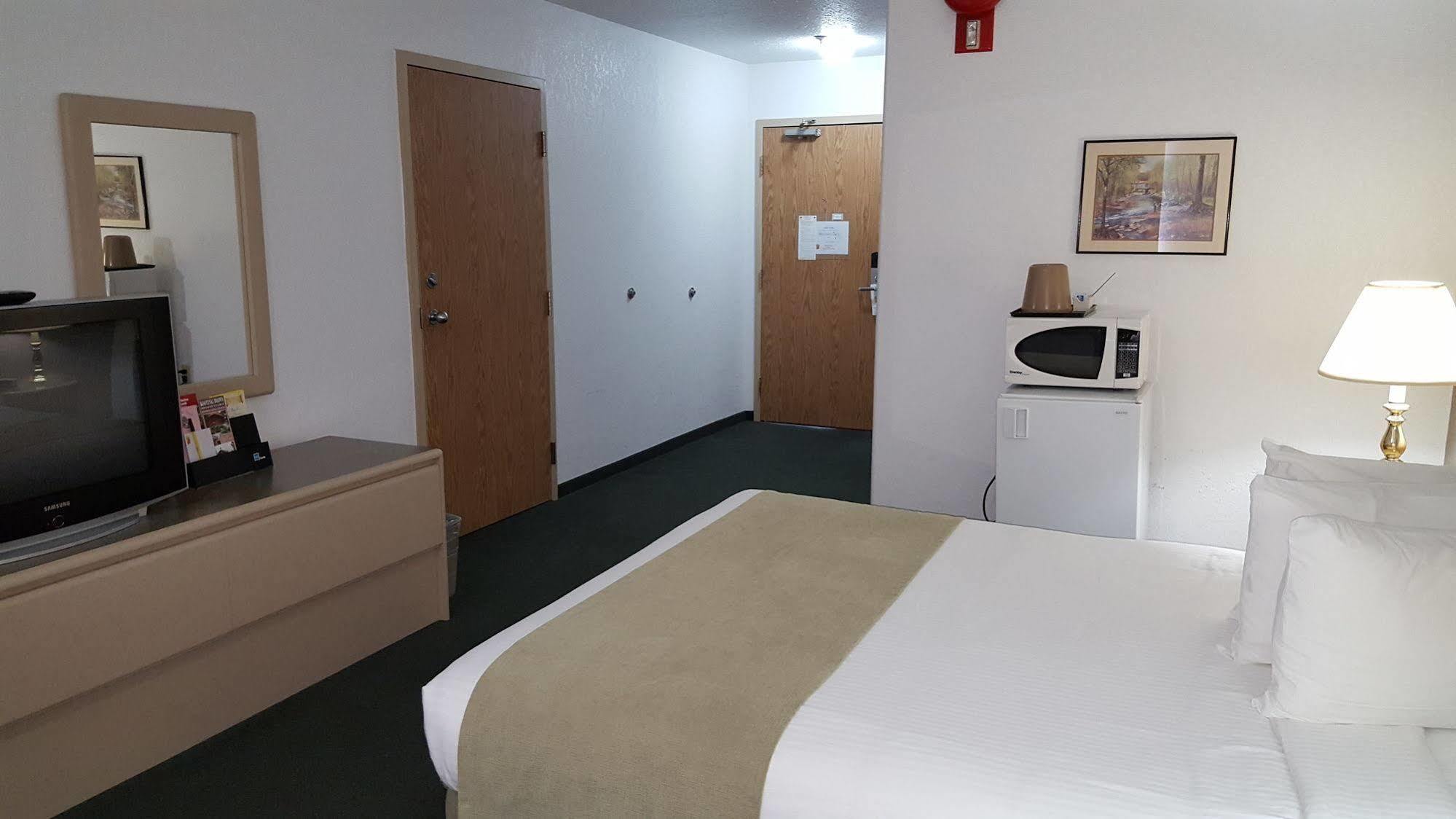 Super 8 By Wyndham Pincher Creek Ab Экстерьер фото