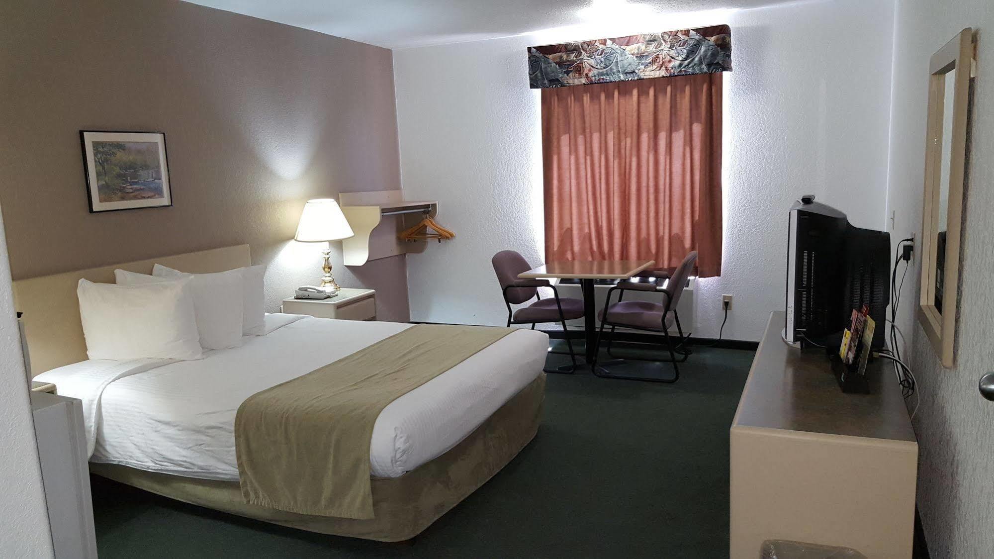 Super 8 By Wyndham Pincher Creek Ab Экстерьер фото